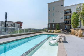 Luxury Apt.- New King Bed, Free Parking, Gym, Pool